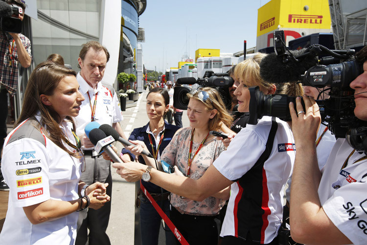 Der Star des Sauber-Teams: Die Aufmerksamkeit der Medien ist Simona de Silvestro im Formel-1-Fahrerlager sicher