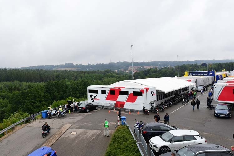 Die Wolken hängen tief über dem Sachsenring am Sonntagfrüh