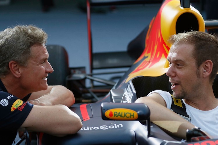 DJ Armin van Buuren liess es sich nicht nehmen, im F1-Renner Platz zu nehmen