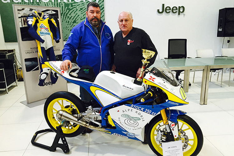 Luigi Favarato (l.) und Peter Balaz präsentieren eines der neuen Bikes von Franco Moro