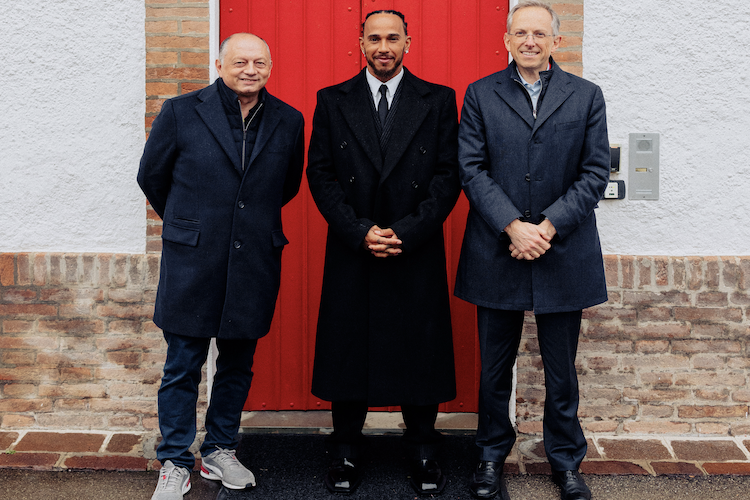 Hamilton mit Teamchef Fred Vasseur (links) und Ferrari-CEO Benedetto Vigna