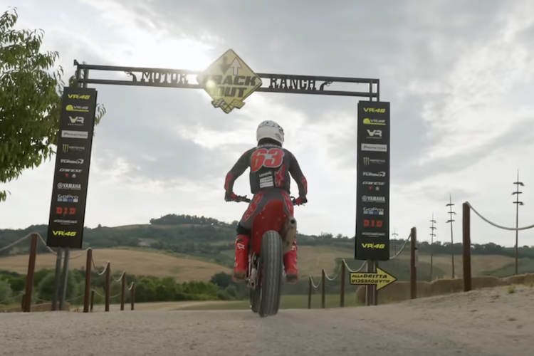 Pecco Bagnaia mit der «Custom Desmo450 MX Flat-Track»