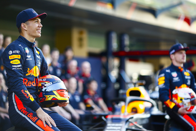 Alex Albon beim Teamfoto von Red Bull Racing in Abu Dhabi