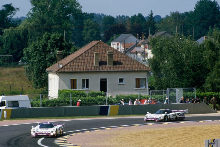 1990: Zwei Jaguar XJR12 durchfahren die Schikanen auf der Hunaudières-Geraden