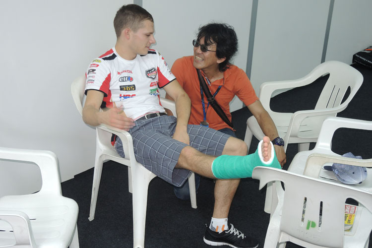 Stefan Bradl im LCR-Office: Auch Ex-GP-Sieger Nobby Ueda spendete Trost