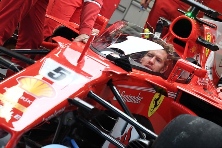Sebastian Vettel mit dem Schild