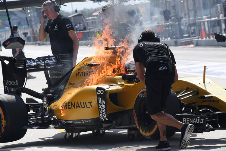 Feuer am Renault von Kevin Magnussen
