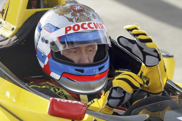Wladimir Putin bei einer Testfahrt mit einem Formel-1-Renault
