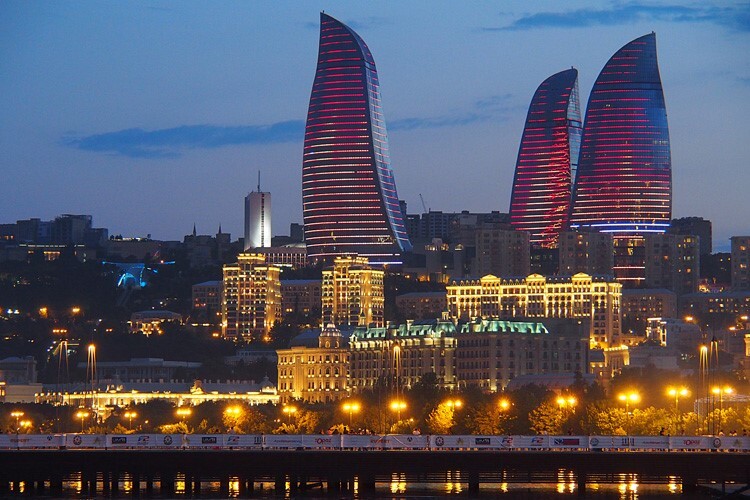 Die berühmten flammenden Türme von Baku
