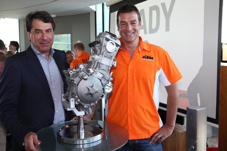 Oktober 2011: Stefan Pierer und Ing. Kurt Trieb präsentieren der 250-ccm-Moto3-Motor