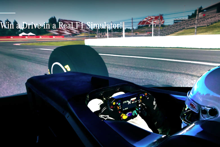 Ein Formel-1-Fan wird im Simulator von Mercedes-Benz sitzen