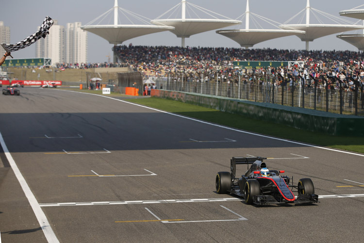 In diesen Tagen feiert man auch die kleinen Siege: Fernando Alonso freute sich nach seinem zwölften Platz in China über die Zielankunft