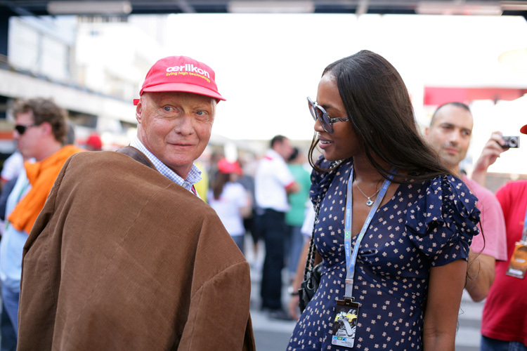 Niki Lauda (mit Naomi Campbell) blickt voraus