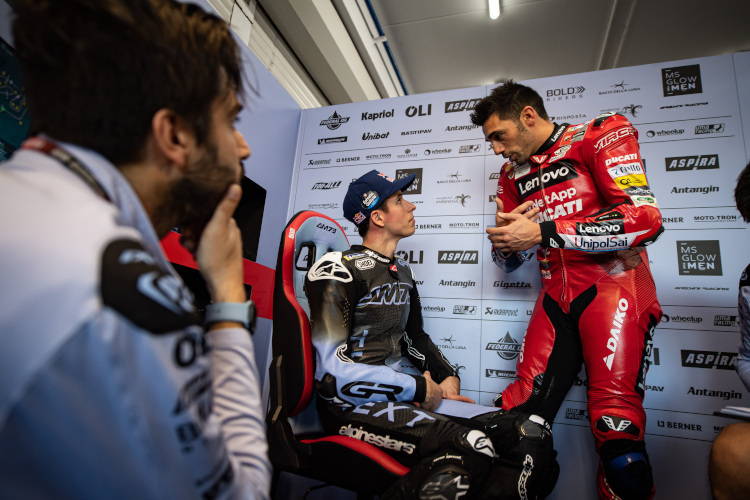 In der Gresini-Box: Teammanager Michele Masini, Alex Márquez und Ducati-Testfahrer Michele Pirro