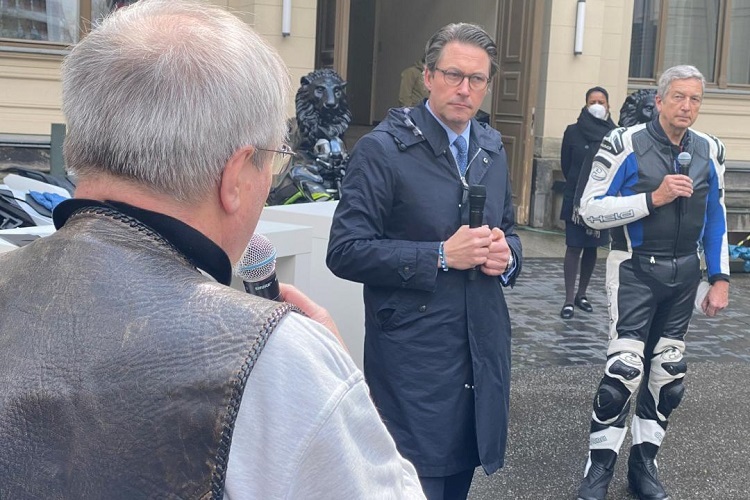Reiner Brendicke vom IVM (rechts) und Rolf Frieling von der Biker Union (links) im Gespräch mit Bundesverkehrsminister Andreas Scheuer (mitte)