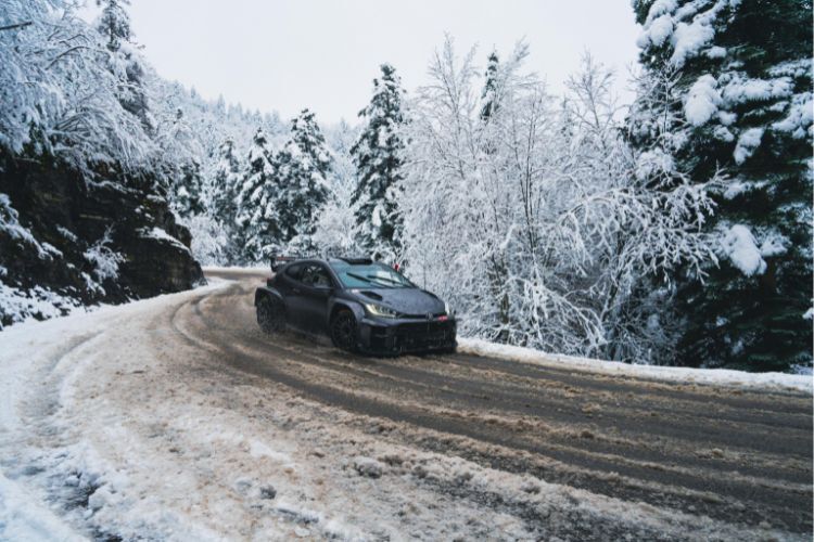 Schnee und Rodel gut, gleichfalls Rallye-Tests: Solberg in schneller Fahrt im Val d`Ìsere nahe Grenoble