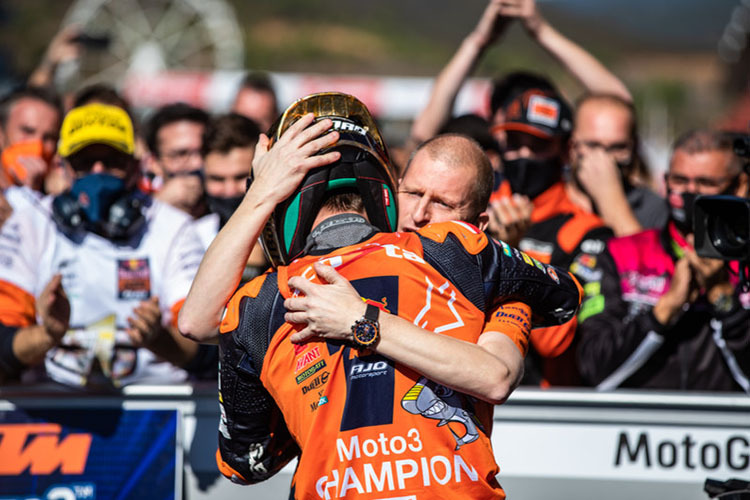 Algarve-GP am 7. November: Ajo Ajo umarmt Weltmeister Pedro Acosta 