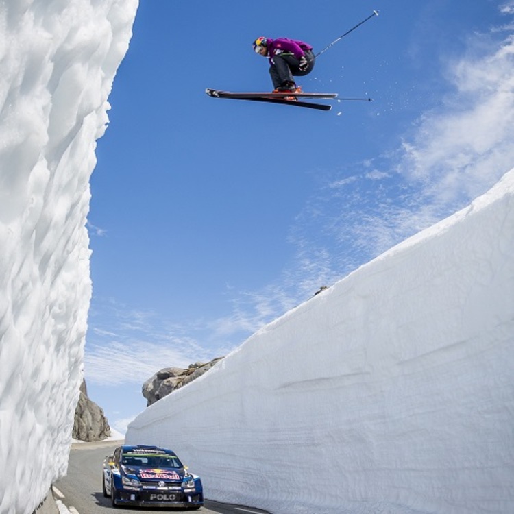 Aksel Svindal springt über den VW Polo R WRC