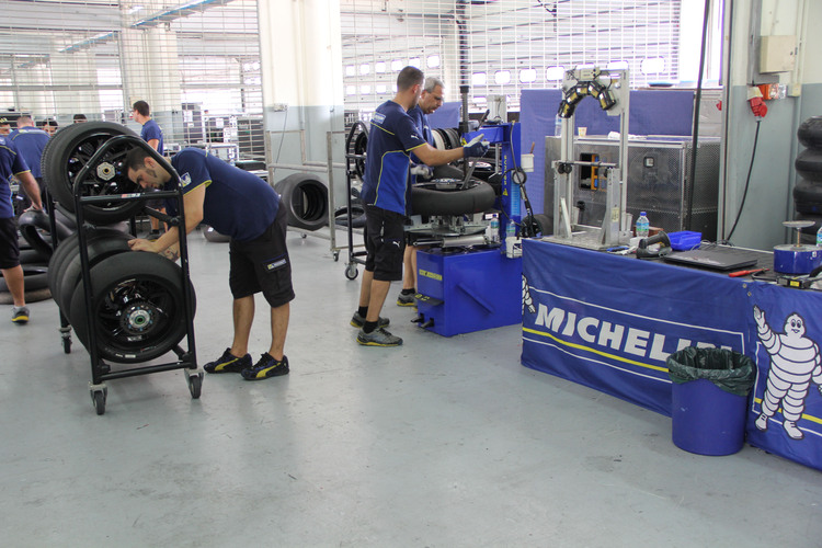 Michelin-Box in Sepang: Mehr als 20 Fahrer müssen versorgt werden