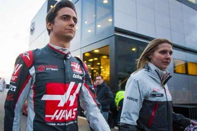 Einen ersten Hinweis auf die Farben des neuen HaasF1-Renners lieferte Esteban Gutiérrez in seinem neuen Rennanzug