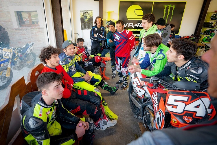Rossi im Kreise seiner Schützlinge aus der VR46-Riders-Academy