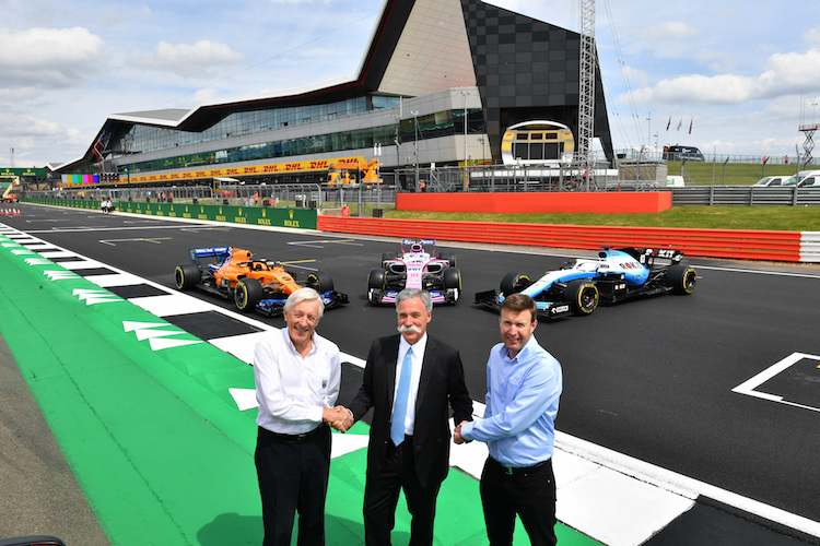 Silverstone-Geschäftsleiter Stuart Pringle (rechts) mit BRDC-Chef John Grant (links) und Formel-1-CEO Chase Carey (Mitte)
