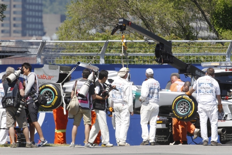 Nico Rosbergs Wagen wird weg gehoben