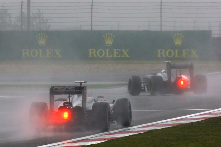 Jenson Button folgt im Regen von China Adrian Sutil (Sauber)