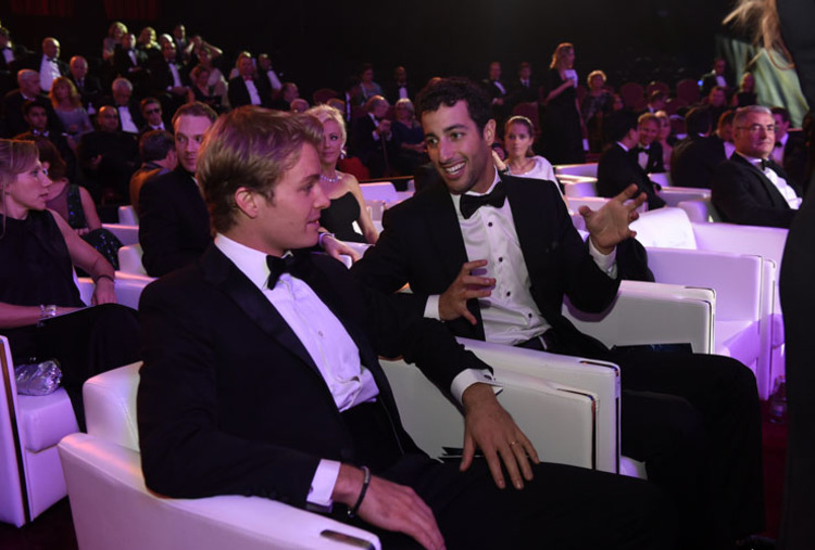Unterhaltungselement der anderen Art: Daniel Ricciardo amüsiert Nico Rosberg