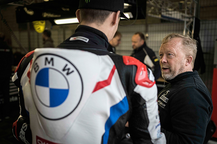 Teammanager Werner Daemen im regen Informationsaustausch mit seinem Fahrer