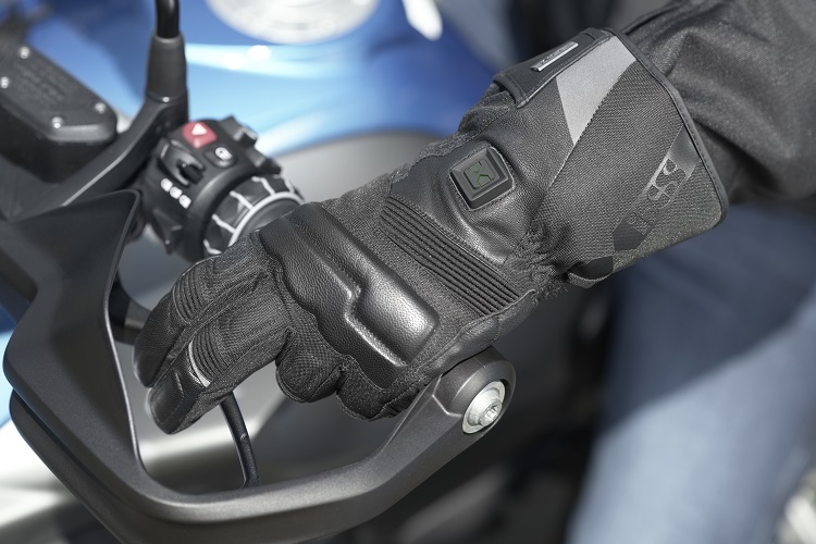 Der wasserdichte,gefütterte Motorrad-Handschuh iXT Tour LT Heat-ST wird mit einem am Handschuh angebrachten Akku beheizt. 