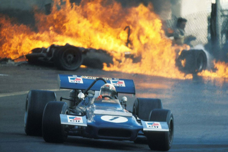 Jackie Stewart passiert 1970 die Unfallstelle des Crashes Oliver/Ickx