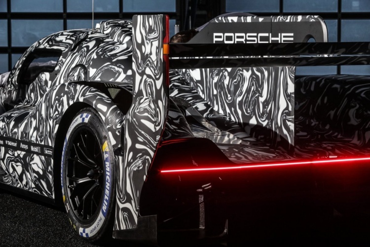Das Heck des LMDh von Porsche