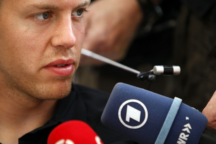 Sebastian Vettel gibt geduldig Auskunft
