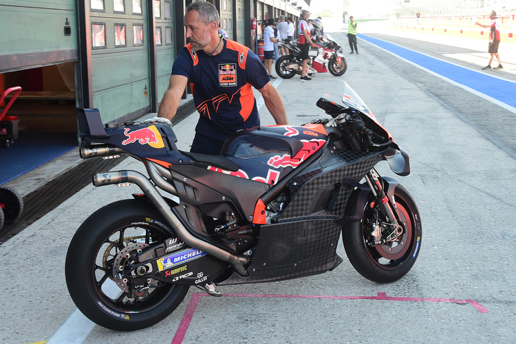 Am späten Vormittag probierte Brad Binder dieses KTM mit einem modifizierten Stahlrahmen aus