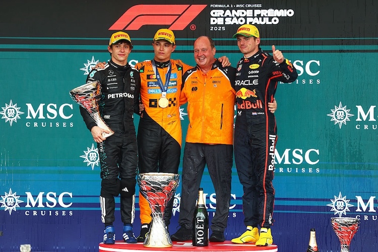 Das Siegerpodest in Interlagos: Sieger Lando Norris (M., mit Mark Norris, Director of Commercial Trackside Operations bei McLaren), Kimi Antonelli (l.) und Max Verstappen