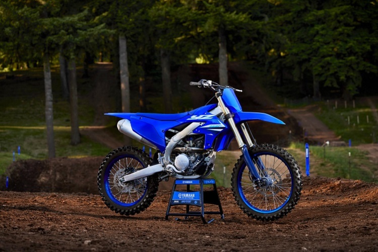 Viertakt-Motocross-Maschinen von Yamaha: Am Fahrwerk wurde vertieft getüftelt