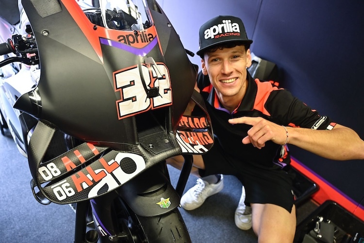 Wildcard-Pilot Lorenzo Savadori neben der All-Stars-Aprilia-RS-GP