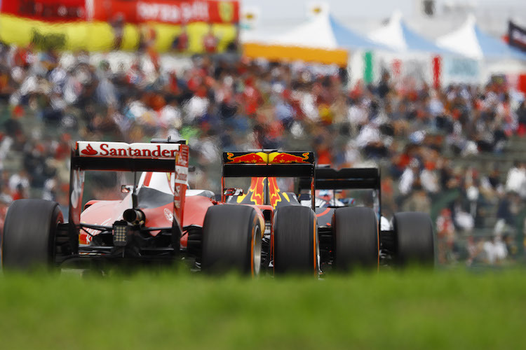 Daniel Ricciardo vor Kimi Räikkönen, ganz vorne fährt Valtteri Bottas