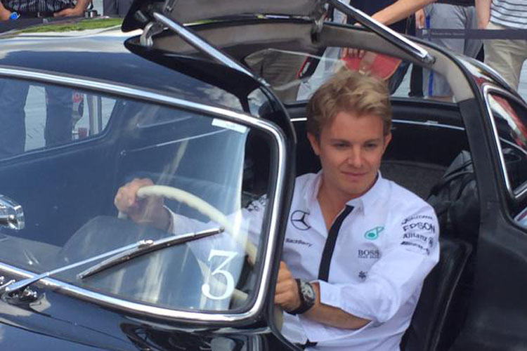 Da wird selbst ein Formel-1-Fahrer schwach: Nico Rosberg genoss die vierrädrigen Schönheiten vor dem Mercedes-Benz Museum