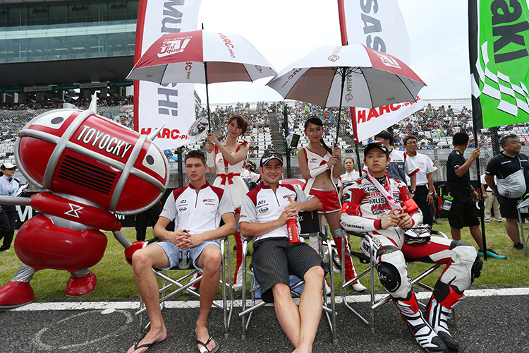 Leon Haslam (Mitte) bei seinem zweiten Suzuka-Sieg 2014