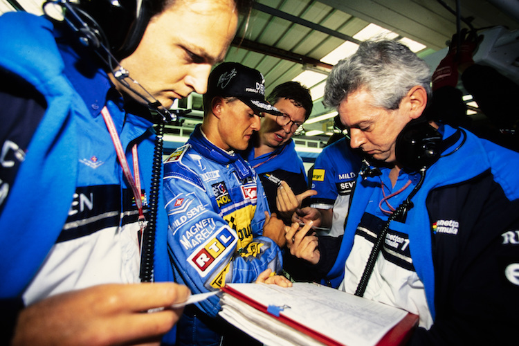 Pat Symonds (rechts), hinten mit Brille Ross Brawn, dann Michael Schumacher