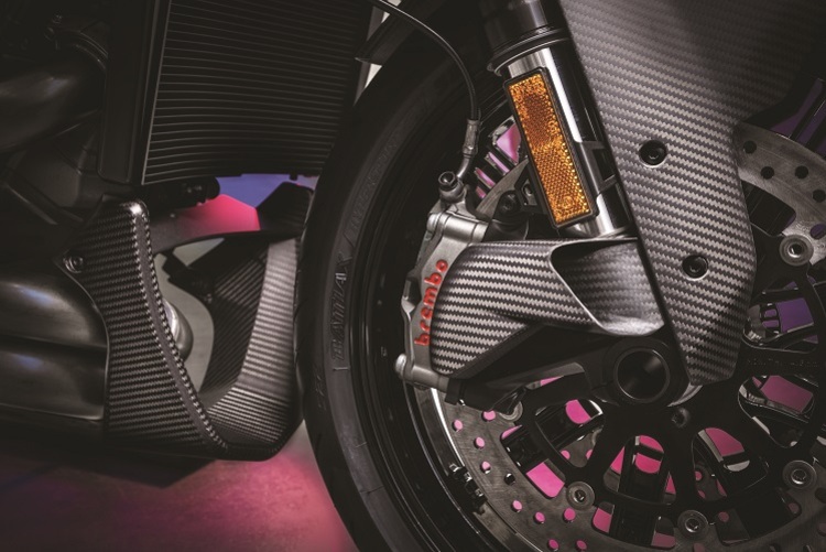 Für fast 20.000 Euro Aufpreis auf eine KTM 1290 Super Duke wird einiges an Karbon geboten