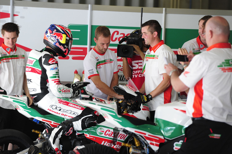 Jonathan Rea feiert Startplatz 1