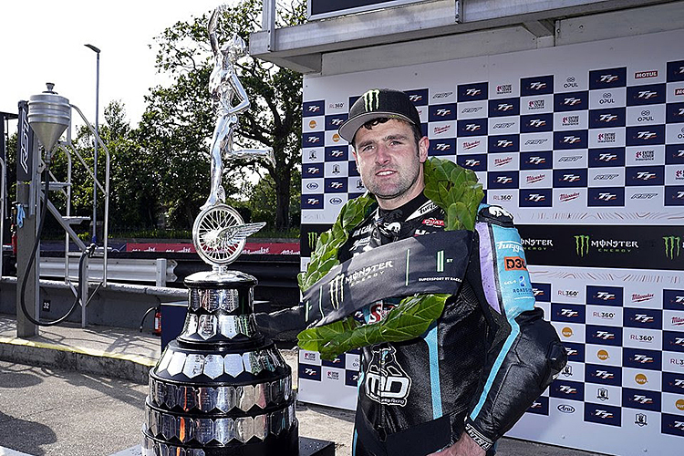 Classic-TT-Michael-Dunlop-erinnert-an-Onkel-Joey