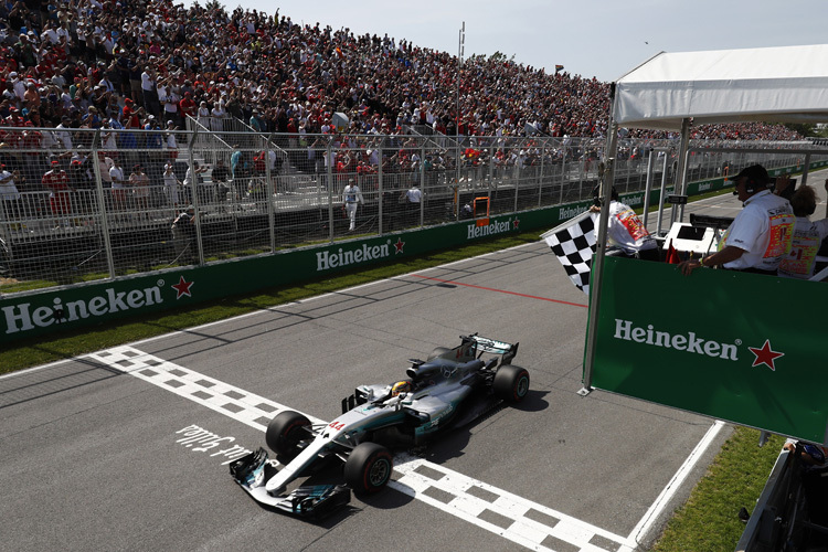 Lewis Hamilton sieht die karierte Flagge