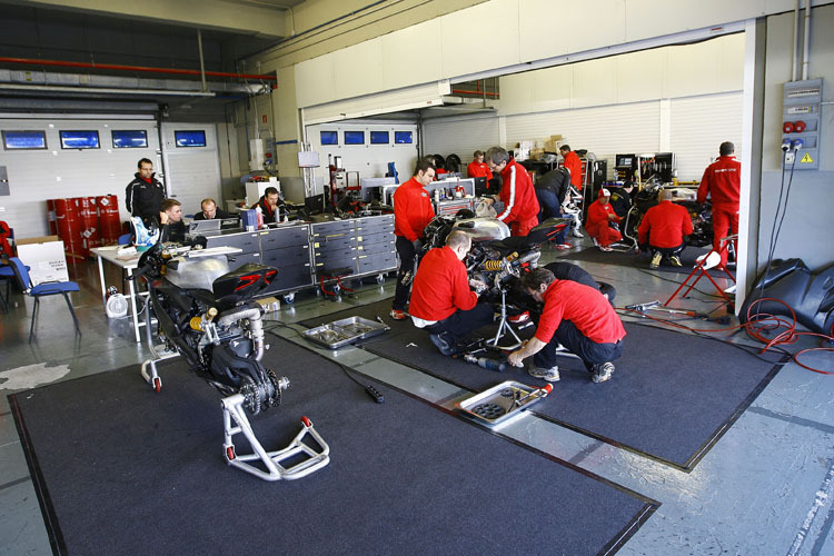 Beim ersten Test in Jerez machte die Alstare-Box noch einen etwas provisorischen Eindruck