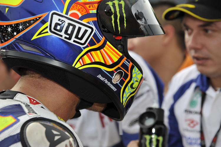 Stars wie Valentino Rossi trugen den Tomizawa-Sticker auf dem Helm