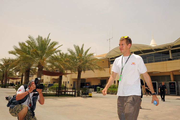 Sebastian Vettel auf dem Weg zur Sitzung mit den Ingenieuren