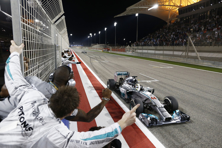 Lewis Hamilton bei seinem Sieg im Nacht-GP von Bahrain